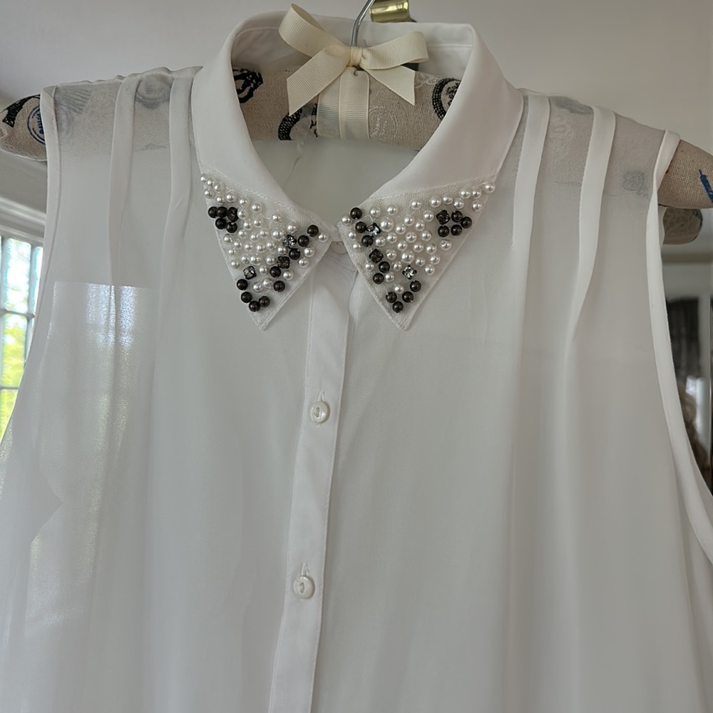 NY collection sleeveless blouse with jeweled  collar